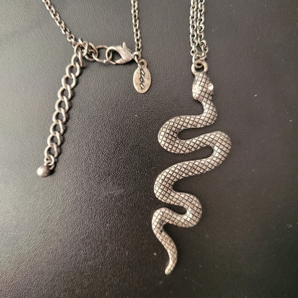 🍍3 for$25 American Eagle Long Snake chain pendant - Picture 3 of 3